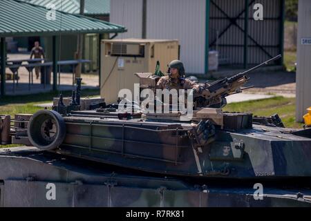 Le général John Major K. L'amour se dresse au sommet d'un M1A1 Abrams Tank à Camp Lejeune, en Caroline du Nord, le 5 avril 2017. L'amour a passé de temps à interagir avec les marins de la Compagnie Bravo, 2e bataillon de chars tout en contrôlant un réservoir et de ses divers systèmes d'armes. L'amour est le général commandant la 2e Division de marines. Banque D'Images