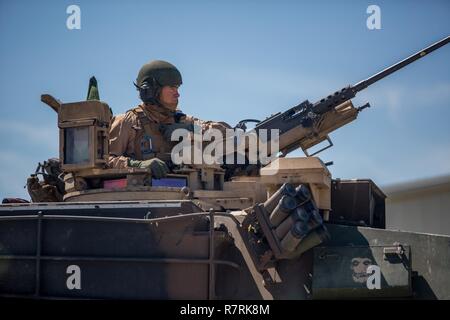 Le général John Major K. L'amour se dresse au sommet d'un M1A1 Abrams Tank à Camp Lejeune, en Caroline du Nord, le 5 avril 2017. L'amour a passé de temps à interagir avec les marins de la Compagnie Bravo, 2e bataillon de chars tout en contrôlant un réservoir et de ses divers systèmes d'armes. L'amour est le général commandant la 2e Division de marines. Banque D'Images