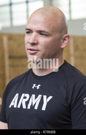 Le sergent de l'armée américaine. Andrew Bell, Bethesda, Md, spécialiste du tir à l'événement pour le guerrier et l'Armée de transition des soins cliniques à Fort Bliss au Texas, le 4 avril 2017. Environ 80 blessés, malades et blessés des soldats en service actif et les anciens combattants sont en compétition dans huit différents sports 2-6 avril pour l'occasion de représenter l'Armée de l'équipe au ministère de la Défense 2017 Jeux de guerrier. Banque D'Images