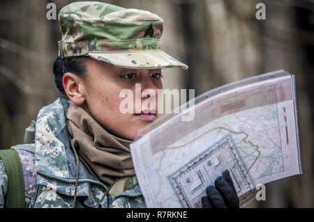 FORT DEVENS, Massachusetts - Le Sergent de l'armée américaine Nicole Paese, spécialiste des affaires publiques avec la 361e Appuyez sur Camp de siège, vérifie sa carte au cours de la journée de la navigation terrestre partie de la 80e et 99e commandement de l'instruction de soutien régional du meilleur guerrier commande combinée de la concurrence le 5 avril 2017. Banque D'Images