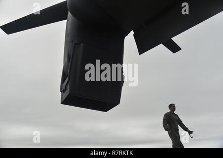 Un CV-22 Osprey a atterri sur le pont d'hélicoptère à l'atterrissage au Duc domaine, pour la première fois le 3 avril. C'était la première étape dans le but d'utiliser le DG dans le cadre d'une exigence de pré-déploiement pour CV-22 équipages pour être qualifié de pont. Au cours des années précédentes, les membres du 8e Escadron d'opérations spéciales et la 8e Unité de maintenance d'aéronefs se rendrait à divers endroits plusieurs fois par an afin d'obtenir la qualification d'un porte-avions. La DG va servir dans le cadre de la qualification d'un porte-avions, de diminuer la quantité de temps 8e et 8e personnel SOS AMU passent au large de la gare à remplir les requireme Banque D'Images