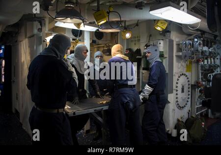 Océan Pacifique (31 mars 2017) marins affectés au croiseur lance-missiles USS Princeton (CG 59) participer à un grand exercice trimestres au cours d'une unité de formation composite (exercice COMPTUEX) avec le groupe aéronaval du Nimitz en préparation pour un prochain déploiement. COMPTUEX teste la préparation aux missions de la grève actifs du groupe grâce à une simulation des scénarios du monde réel et leur capacité à fonctionner comme une unité intégrée. Banque D'Images