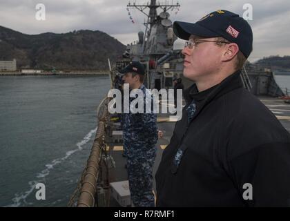 BUSAN, République de Corée (1 avril 2017) 3ème classe Controlman feu David Morgan, de Columbia, Caroline du Sud, mans le rail sur le pont de vol de la classe Arleigh Burke destroyer lance-missiles USS Barry (DDG 52) que le navire arrive à Busan, République de Corée, pour un service au port. Barry est en patrouille dans la zone 7e flotte américaine des opérations à l'appui de la sécurité et de la stabilité dans la région du Pacifique-Indo-Asia. Banque D'Images