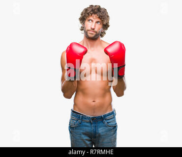 Handsome young man wearing boxing gloves boxer sur fond isolé smiling à côté et regardant loin de penser. Banque D'Images