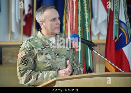 L'ARMÉE AMÉRICAINE L'Europe Général Commandant adjoint, Brig. Le général Phillip S. Jolly, donne un discours lors de l'Armée américaine sur le terrain par les experts de l'Europe 2017 Badge médical (EFMB) Cérémonie de remise des prix, organisée par le soutien au combat de la 212e brigade médicale de l'hôpital, 30e, à la 7ème commande d'entraînement de l'armée, Grafenwoehr, Allemagne, le 30 mars 2017. 215 candidats de 11 pays, s'efforcer de l'insigne au cours des cinq jours de défi. L'EFMB renforce la concurrence des compétences individuelles des soldats et renforce les liens avec les alliés et partenaires. Banque D'Images