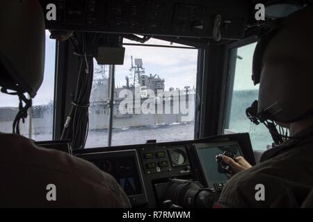 Eaux PRÈS DE KIN BLUE BEACH, Okinawa (5 avril 2017) Landing Craft air cushion (LCAC) 29 master craft Premier maître de Manœuvre Phillip Convertino, de Bremerton, dans l'État, affectés à la plage de la Marine (NBU) 7, navigue vers le navire d'assaut amphibie USS Bonhomme Richard (DG 6) lors d'un 31e Marine Expeditionary Unit (MEU). Bonhomme Richard, navire amiral du Bonhomme Richard, avec groupe expéditionnaire lancé 31e MEU, est sur une patrouille, opérant dans la région du Pacifique-Indo-Asia pour améliorer l'état de préparation et la posture de combat de l'avant en tant que force de réaction-prêt pour tout type de contingenc Banque D'Images