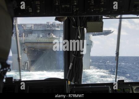 Eaux PRÈS DE KIN BLUE BEACH, Okinawa (5 avril 2017) Landing Craft air cushion (LCAC) 29, affectés à la plage de la Marine (NBU) 7 approches, le pont du coffre du navire d'assaut amphibie USS Bonhomme Richard (DG 6) lors d'un 31e Marine Expeditionary Unit (MEU). Bonhomme Richard, navire amiral du Bonhomme Richard, avec groupe expéditionnaire lancé 31e MEU, est sur une patrouille, opérant dans la région du Pacifique-Indo-Asia pour améliorer l'état de préparation et la posture de combat de l'avant en tant que force de réaction-prêt pour tout type d'imprévus. Banque D'Images