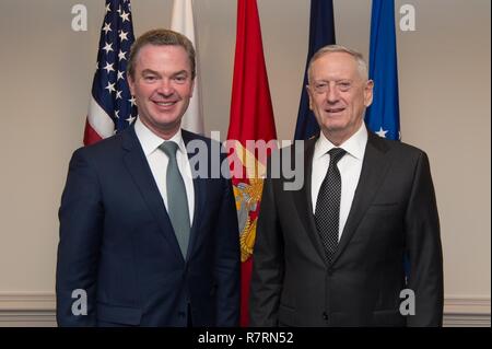 Le Secrétaire à la défense, Jim Mattis est avec le ministre australien de la Défense Christopher Pyne devant un bureau, appelez au Pentagone à Washington, D.C., 6 avril 2017. Banque D'Images