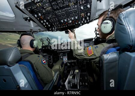 Le capitaine Guy Mars, à gauche, un pilote pour la 167e Airlift Wing, un manuevers C-17 Globemaster III lors d'un vol d'entraînement, le 4 avril. Le lieutenant-colonel Joseph O'Rourke, conseiller en service actif pour le pilote 167e Escadron de transport aérien, a été le pilote instructeur pour le vol qui inclus bas niveau, touch-and-go et la pratique de ravitaillement en vol pour l'équipage. Banque D'Images