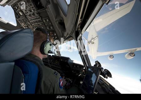 Le capt Kyle Wagner, droite, 167e Airlift Wing, mans pilote les commandes d'un C-17 Globemaster III que la rampe d'un KC-135 Stratotanker à partir de la 128e Escadre de ravitaillement en vol, le Wisconsin Air National Guard, est manuevered vers la C-17 au cours de la formation de ravitaillement en vol, le 4 avril. Banque D'Images