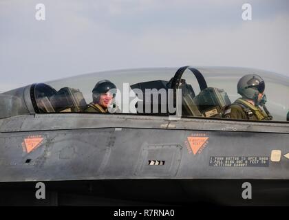 Le général Tod D. Wolters, les forces aériennes américaines en Europe et l'Afrique les forces de l'air américaine, commandant d'un vol d'orientation renvoie à Andravida Air Base, Grèce, le 5 avril 2017. Wolters visité Andravida, au terme de l'exercice 17, un INIOHOS Hellenic grand-force qui améliore l'exercice de vol les capacités d'interopérabilité et de compétences entre les forces aériennes alliées. Banque D'Images