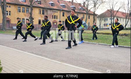 Les soldats du 2e Escadron, 2e régiment de cavalerie, Pologne Groupe de combat, la conduite de l'entraînement physique le 3 avril 2017. La 2e Cav. Regt., est actuellement déployé à Orzysz, Pologne, pour six mois à l'appui de l'OTAN vers l'amélioration de présence (PEF). L'OTAN est un PEF, alliées de la défense déployées à l'avant et de dissuasion en Europe de l'est de protéger et de rassurer l'Est de l'OTAN, les États membres de leur sécurité. Banque D'Images