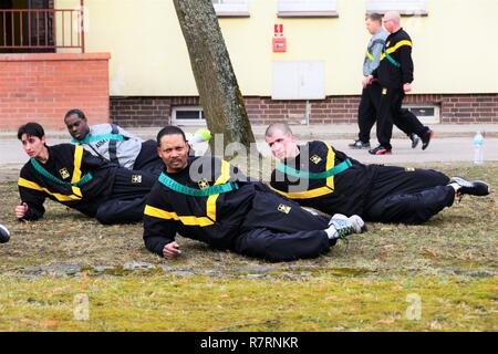 Les soldats du 2e Escadron, 2e régiment de cavalerie, Pologne Groupe de combat, la conduite de l'entraînement physique le 3 avril 2017. La 2e Cav. Regt., est actuellement déployé à Orzysz, Pologne, pour six mois à l'appui de l'OTAN vers l'amélioration de présence (PEF). L'OTAN est un PEF, alliées de la défense déployées à l'avant et de dissuasion en Europe de l'est de protéger et de rassurer l'Est de l'OTAN, les États membres de leur sécurité. Banque D'Images