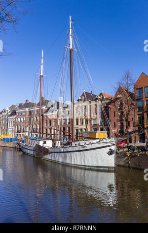 Voilier historique dans le Hoge der aa canal de Groningen, Pays-Bas Banque D'Images