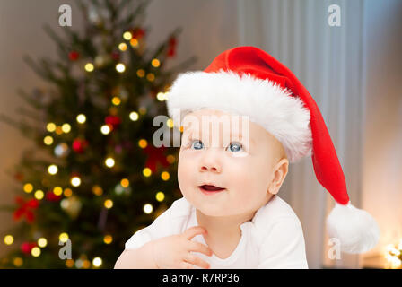 Close up of little baby in santa hat à Noël Banque D'Images