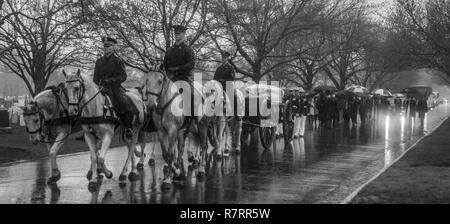 Les soldats de l'armée américaine avec caisson peloton, 1er Bataillon, 3e Régiment d'infanterie des États-Unis, montent leurs chevaux à travers le Cimetière National d'Arlington lors de funérailles pour les retraités de la Marine Le Colonel John H. Glenn Jr., Arlington, Va., le 6 avril 2017. Glenn est décédé le 8 décembre 2016. Glenn était un pilote de la Marine américaine a effectué 149 missions de combat pendant la Seconde Guerre mondiale et la guerre de Corée. Il est plus tard devenu un astronaute de la NASA et a été le premier homme en orbite autour de la terre à bord du "Amitié 7" en 1962. Il a ensuite été élu au Sénat des États-Unis pour l'état de l'Ohio en 1974 et a siégé pendant quatre mandats consécutifs. Banque D'Images