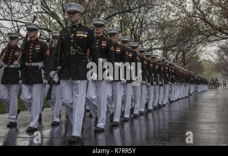 Marines avec Marine Barracks mars Washington pendant les funérailles pour les retraités de la Marine Le Colonel John H. Glenn Jr., au cimetière national d'Arlington, Arlington, Va., le 6 avril 2017. Glenn est décédé le 8 décembre 2016. Glenn était un pilote de la Marine américaine a effectué 149 missions de combat pendant la Seconde Guerre mondiale et la guerre de Corée. Il est plus tard devenu un astronaute de la NASA et a été le premier homme en orbite autour de la terre à bord du "Amitié 7" en 1962. Il a ensuite été élu au Sénat des États-Unis pour l'état de l'Ohio en 1974 et a siégé pendant quatre mandats consécutifs. Banque D'Images