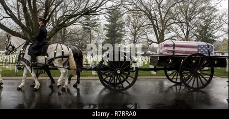 Le caisson transportant la dépouille de marine à la retraite, le Colonel John H. Glenn Jr., marches avant-propos lors de ses funérailles au cimetière national d'Arlington, Arlington, Va., le 6 avril 2017. Glenn est décédé le 8 décembre 2016. Glenn était un pilote de la Marine américaine a effectué 149 missions de combat pendant la Seconde Guerre mondiale et la guerre de Corée. Il est plus tard devenu un astronaute de la NASA et a été le premier homme en orbite autour de la terre à bord du "Amitié 7" en 1962. Il a ensuite été élu au Sénat des États-Unis pour l'état de l'Ohio en 1974 et a siégé pendant quatre mandats consécutifs. Banque D'Images