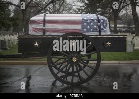 Le caisson transportant la dépouille de marine à la retraite, le Colonel John H. Glenn Jr., marches avant-propos lors de ses funérailles au cimetière national d'Arlington, Arlington, Va., le 6 avril 2017. Glenn est décédé le 8 décembre 2016. Glenn était un pilote de la Marine américaine a effectué 149 missions de combat pendant la Seconde Guerre mondiale et la guerre de Corée. Il est plus tard devenu un astronaute de la NASA et a été le premier homme en orbite autour de la terre à bord du "Amitié 7" en 1962. Il a ensuite été élu au Sénat des États-Unis pour l'état de l'Ohio en 1974 et a siégé pendant quatre mandats consécutifs. Banque D'Images