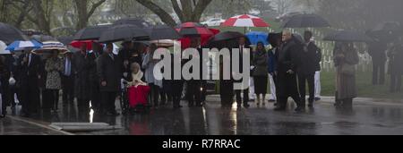 Les amis et les membres de la famille de marine à la retraite, le Colonel John H. Glenn Jr., observer lors de ses funérailles au cimetière national d'Arlington, Arlington, Va., le 6 avril 2017. Glenn est décédé le 8 décembre 2016. Glenn était un pilote de la Marine américaine a effectué 149 missions de combat pendant la Seconde Guerre mondiale et la guerre de Corée. Il est plus tard devenu un astronaute de la NASA et a été le premier homme en orbite autour de la terre à bord du "Amitié 7" en 1962. Il a ensuite été élu au Sénat des États-Unis pour l'état de l'Ohio en 1974 et a siégé pendant quatre mandats consécutifs. Banque D'Images