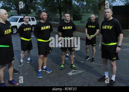 Après avoir terminé une course d'équipe chez Shaw Air Force Base en Caroline du Lakes Golf Course, U.S. Army's Central de général commandant adjoint, le général William Hickman parle à l'agent de liaison au sol à propos de combien il est important de maintenir le niveau de préparation physique, en particulier en tant que représentants de l'armée dans leurs unités de la Force aérienne le 6 avril 2017. Banque D'Images