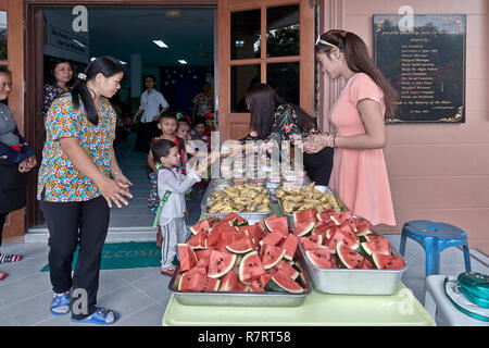 Centre de garde d'enfants pour les enfants défavorisés avec des aides donnant de la nourriture aux enfants. Thaïlande Asie du Sud-est Banque D'Images