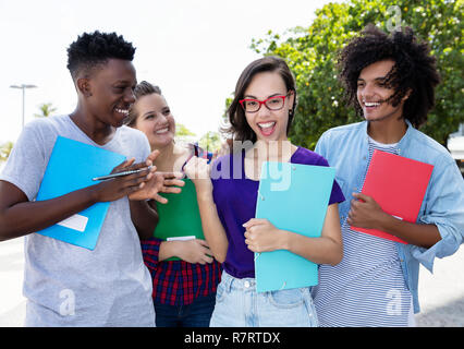 Encourager l'étudiant nerdy avec groupe d'internternational les élèves dehors, dans la ville Banque D'Images