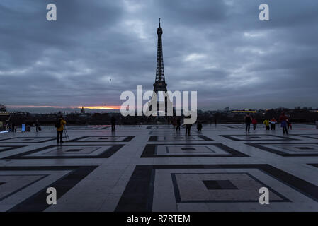 La Tour Eiffel à l'aube, Paris Banque D'Images