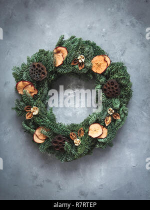 Couronne de Noël fabriqués à partir de matériaux naturels sur fond sombre Banque D'Images