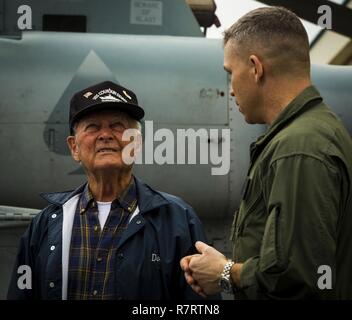 Le lieutenant-colonel Bryan G. Swenson Donald donne Irwin, un ancien combattant de la Seconde Guerre mondiale, une visite guidée de la MV-22 Osprey, le 7 avril 2017 de Futenma Marine Corps Air Station, Okinawa, Japon. Irwin a pris part à des batailles de Midway, Guadalcanal, et survit au naufrage de l'USS Colhoun pendant la bataille d'Okinawa. Irwin a décidé de retourner à Okinawa et échanger des histoires avec les Marines et les marins stationnés sur l'île. Swenson, un Kansas City, Missouri, les autochtones, est le commandant de l'escadron 265 à rotors basculants Support Marine, Marine Aircraft Group 36, 1re Escadre aérienne, Marine Marine III Expeditionar Banque D'Images