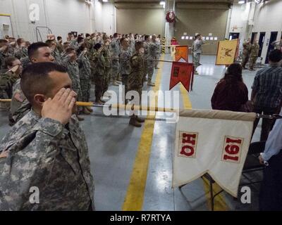 Des soldats de la réserve de l'armée américaine dans les cinq entreprises avec le 191e Bataillon de soutien au maintien en puissance de combat, saluer le drapeau lors de la cérémonie de passation de commandement, Avril 8, 2017, à la Kenichi Uchida Réserver Center à Salt Lake City. Banque D'Images