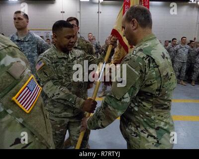 Le lieutenant-colonel Rusty J. Lepley, commandant sortant du 191e Bataillon de soutien au maintien en puissance de combat, accepte les couleurs de l'unité avant de passer la responsabilité au cours de la cérémonie de passation de commandement, le 8 avril, 2017, à la Kenichi Uchida Réserver Center à Salt Lake City. Banque D'Images