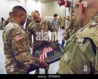 Le lieutenant-colonel Rusty J. Lepley, commandant sortant du 191e Bataillon de soutien au maintien en puissance de combat, est doué d'un drapeau américain pièce après la cérémonie de passation de commandement, Avril 8, 2017, à la Kenichi Uchida Réserver Center à Salt Lake City. Banque D'Images