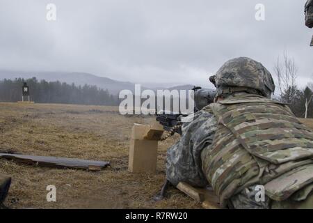 La CPS de l'armée américaine. Ed Clough, attribué à Bravo Troop, 1er escadron, le 172e régiment de cavalerie, 86th Infantry Brigade Combat Team (montagne), Washington Garde nationale, zéros une mitrailleuse M240 au camp d'Ethan Allen Site de formation, Jericho, Vermont, le 7 avril 2017. Soldats mis à zéro et qualifié avec leurs armes individuelles et de l'équipage a servi à maintenir l'état de préparation. Banque D'Images