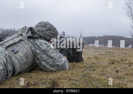 La CPS de l'armée américaine. Tour de Travis, troupe Alpha, 1er escadron, 172e régiment de cavalerie, 86th Infantry Brigade Combat Team (montagne), Washington Garde nationale, zéros sa carabine M4 au Camp d'Ethan Allen Site de formation, Jericho, Vermont, le 7 avril 2017. Soldats mis à zéro et qualifié avec leurs armes individuelles et de l'équipage a servi à maintenir l'état de préparation. Banque D'Images