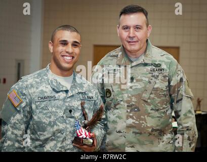 Le Sgt commande. Le major Arlindo Almeida, sergent-major de commandement, commandement du soutien régional 99e (droite) pose pour une photo avec la CPS. Aaron Chavers, 198th Army Band, après avoir reçu un trophée lors d'une cérémonie à Fort Devens Massachusetts, 6 avril, 2017. Chavers a reçu le prix pour la finition de la première place dans la catégorie junior a fait appel de la 99e Commandement du soutien régional 2017 du meilleur guerrier prit place ici 2-6 avril et s'avance pour soutenir la concurrence dans l'US Army Reserve Command's Best Warrior Concours prévue pour juin. Banque D'Images