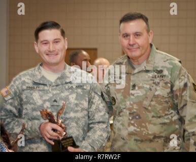 Le Sgt commande. Le major Arlindo Almeida, sergent-major de commandement, commandement du soutien régional 99e (à droite) pose pour une photo avec le Sgt. Curtis Presley, 380e Army Band, après avoir reçu un trophée lors d'une cérémonie à Fort Devens Massachusetts, 6 avril, 2017. Presley a reçu le prix pour la finition de la première place dans la catégorie des agents d'Noncomissioned la 99e Commandement du soutien régional 2017 du meilleur guerrier prit place ici 2-6 avril et s'avance pour soutenir la concurrence dans l'US Army Reserve Command's Best Warrior Concours prévue pour juin. Banque D'Images