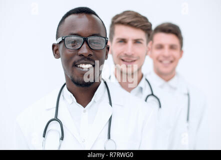 Groupe de médecins multi-raciale standing in a row Banque D'Images
