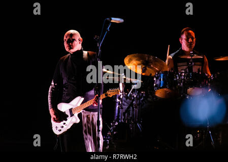 Billy Corgan et Jimmy Chamberlin du groupe de rock américain The Smashing Pumpkins en live sur scène à Bologne pour leur tournée 2018 Banque D'Images