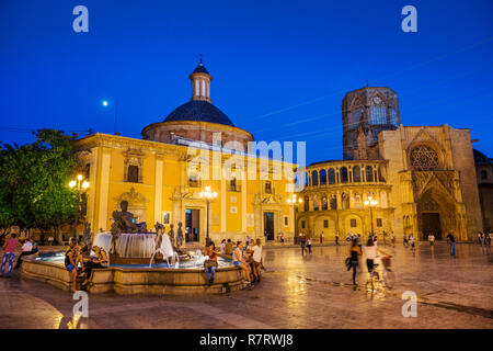 Fontaine de Turia, Virgen de los Desamparados et basilique Santa Maria de la cathédrale de Valence. Carré vierge au crépuscule,Valence, Valence. Espagne Banque D'Images