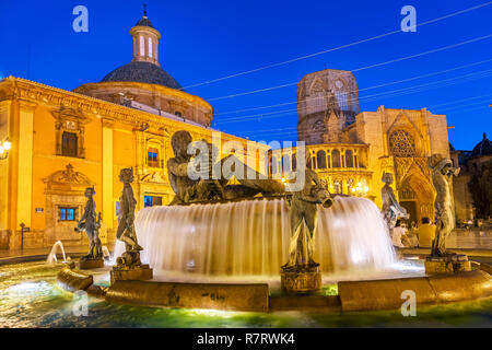 Fontaine de Turia, Virgen de los Desamparados et basilique Santa Maria de la cathédrale de Valence. Carré vierge au crépuscule,Valence, Valence. Espagne Banque D'Images