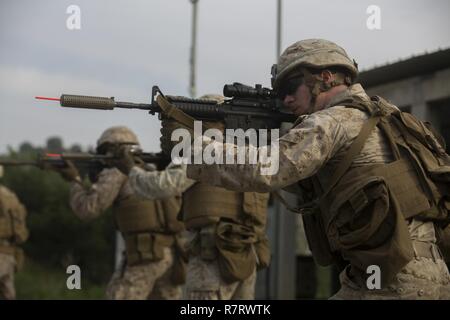 La Marine américaine lance le Cpl. Michael Bellace, un assaultman avec force de rotation Maritime Europe 17.1, effectue des exercices de présentation en Israël, le 21 mars 2017. La coopération entre les États-Unis et les forces israéliennes reflète une compréhension commune de la sécurité au niveau mondial. Banque D'Images