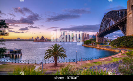 Lever du soleil sur le port de Sydney de Milsons Point, NSW, Australie Banque D'Images