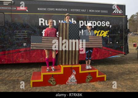 Le top trois des premiers posent pour une photo de groupe lors de la cérémonie de remise des prix après le Marine Corps Marathon (MCM) 17.75k au parc forestier Prince William, en Virginie, le 25 mars 2017. La distance 17.75K commémore l'année le Corps des Marines a été établi et offre la garantie d'accès à la GCM aux participants qui terminent dans le temps alloué. Banque D'Images