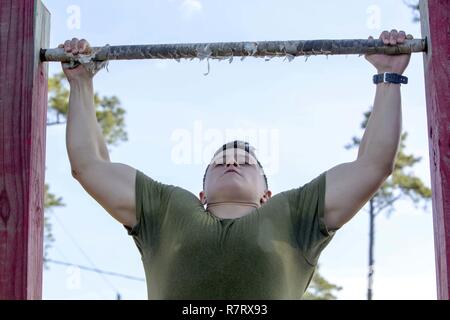 Lance le Cpl. Matthew J. Long effectue une série de max tirer-se lève pendant un scout sniper screener à Camp Lejeune, en Caroline du Nord, le 3 avril 2017. L'examinateur à l'épreuve les Marines limites physiques et mentales grâce à une formation rigoureuse. Long est un carabinier de base avec 2e Bataillon, 8e Régiment de Marines, 2e Division de marines. Banque D'Images