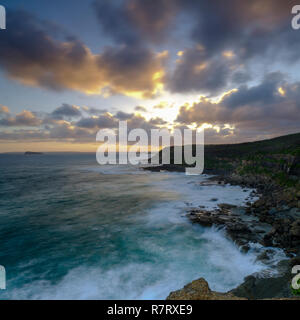 Coucher du soleil d'été d'Wybung Munmorrah la tête dans la zone de conservation de l'État, Central Coast, NSW, Australie Banque D'Images