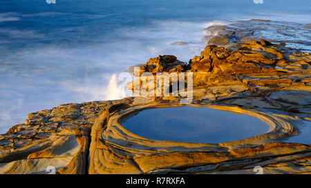 Putty Beach au lever du soleil, Bouddi National Park, NSW, Australie Banque D'Images