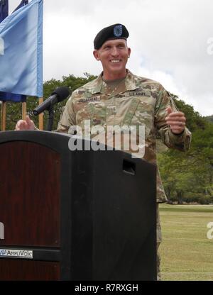 L'Adjudant chef Daniel Villarreal, l'adjudant-chef du commandement sortant pour la 8ème commande Soutien Théâtre, parle aux soldats de la 8e à TSC son changement de responsabilités 6 avril cérémonie à la Hale Ikena sur Fort Shafter, New York. Banque D'Images