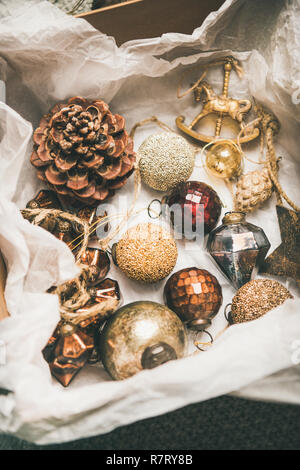 Décoration d'arbre de Noël des jouets et des cônes dans fort, composition verticale Banque D'Images