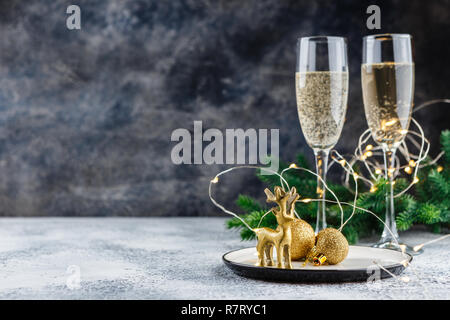 Noël et Nouvel An fête avec champagne. Maison de Vacances Nouvel an table décorée. Deux verres de champagne. Des décorations de Noël. Copier l'espace. Banque D'Images